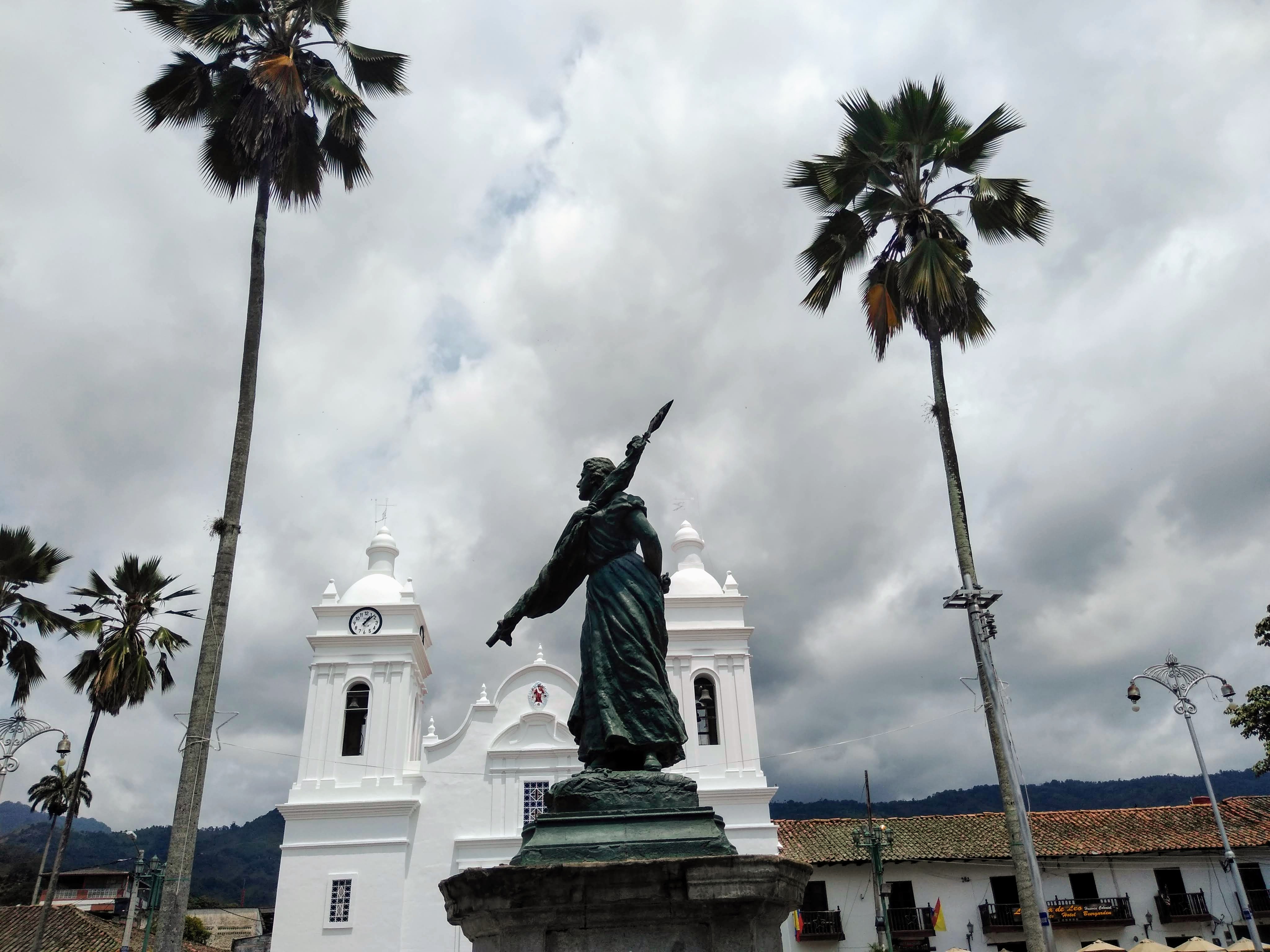 La Plaza Principal de Villa de Guaduas es el corazón histórico del pueblo, rodeada de arquitectura colonial y llena de historia. Autor: Antoniodecabeza.